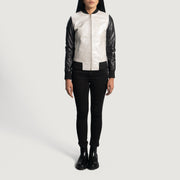 
Крупний план деталей of Varsity & Zipper Hardware on Cole Silver Шкіряний бомбер для Жінок