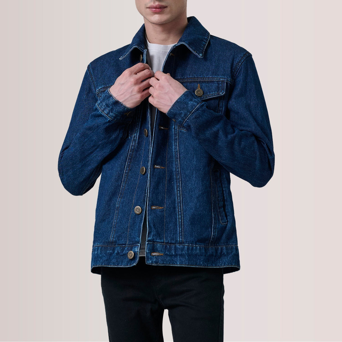 
Conard Dark Синій Denim Trucker Шкіряна куртка для Чоловіків For Men in Dark Blue Full-Grain Leather - Вигляд спереду та приталений силует | Купити в офіційному онлайн-магазині