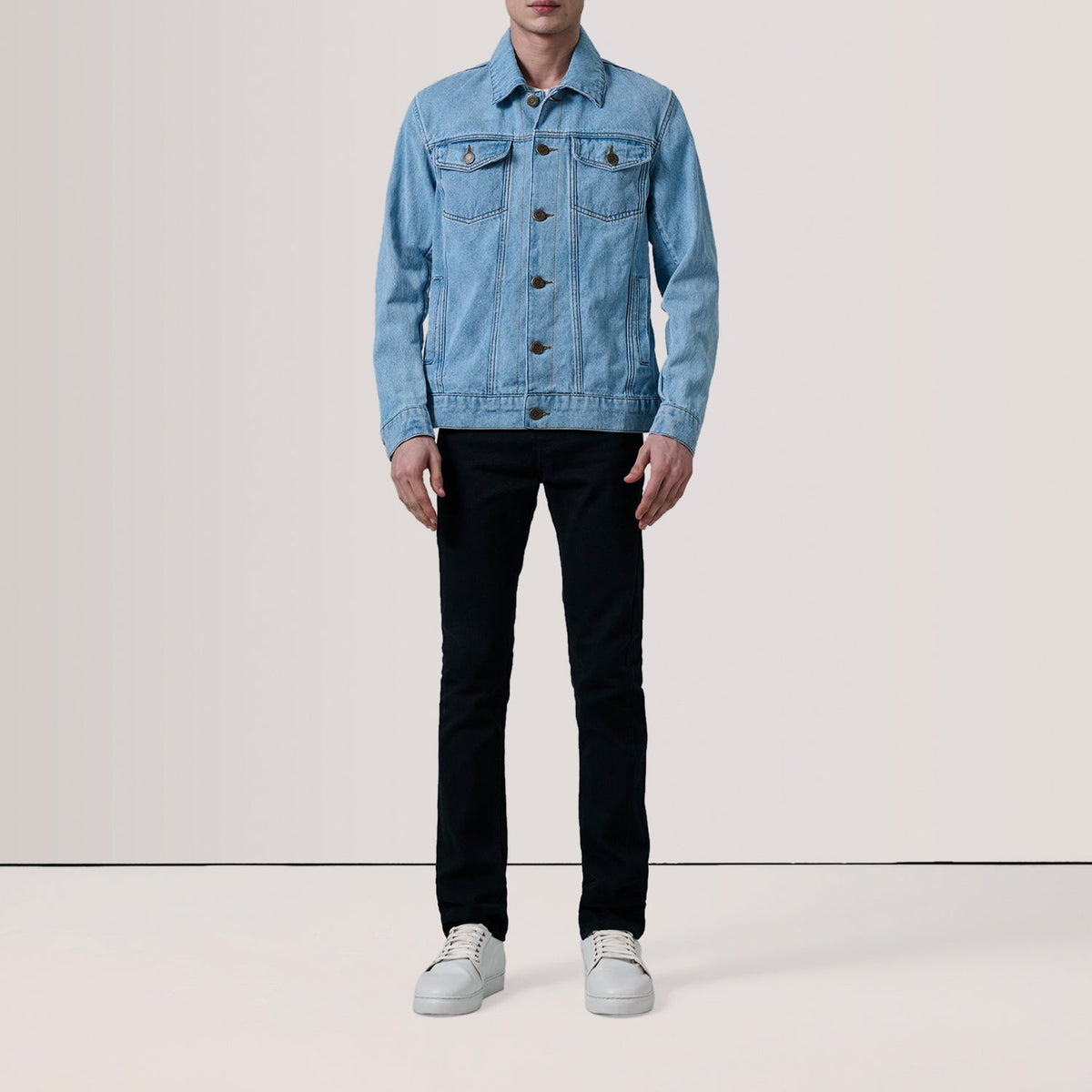 
Light Blue Full-Grain leather Jacket - Вигляд ззаду з ідеальною посадкою по плечах та рівним подолом