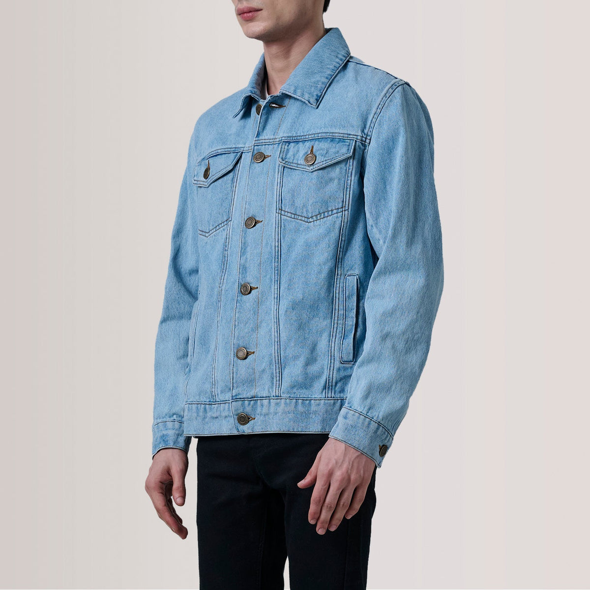 
Conard Light Синій Denim Trucker Шкіряна куртка для Чоловіків For Men - Вигляд збоку з ергономічним кроєм рукава