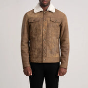 
Крупний план деталей of Classic Collar & Button Hardware on Dallis Snuffed Brown Shearling Trucker Jacket