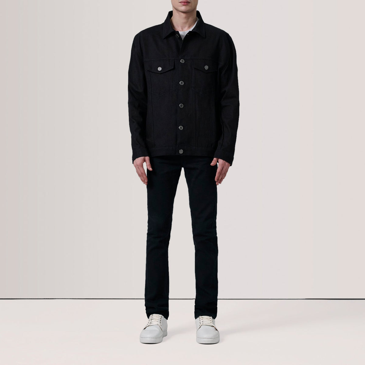 
Black Full-Grain leather Jacket - Вигляд ззаду з ідеальною посадкою по плечах та рівним подолом