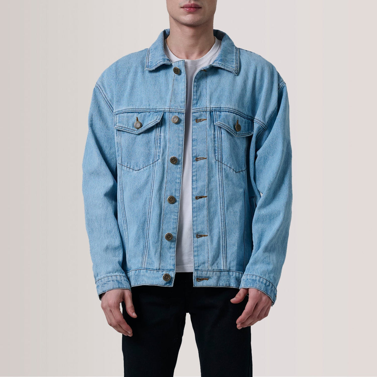 
Eddie Light Синій Oversized Denim Trucker Шкіряна куртка для Чоловіків For Men in Light Blue Full-Grain Leather - Вигляд спереду та приталений силует | Купити в офіційному онлайн-магазині