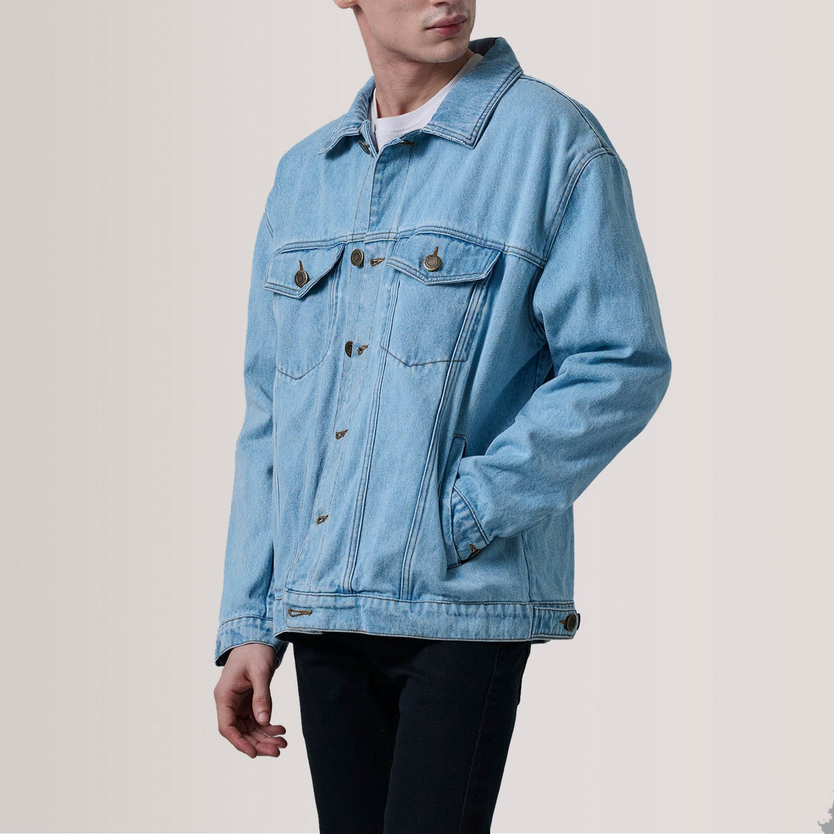 
Eddie Light Синій Oversized Denim Trucker Шкіряна куртка для Чоловіків For Men - Вигляд збоку з ергономічним кроєм рукава