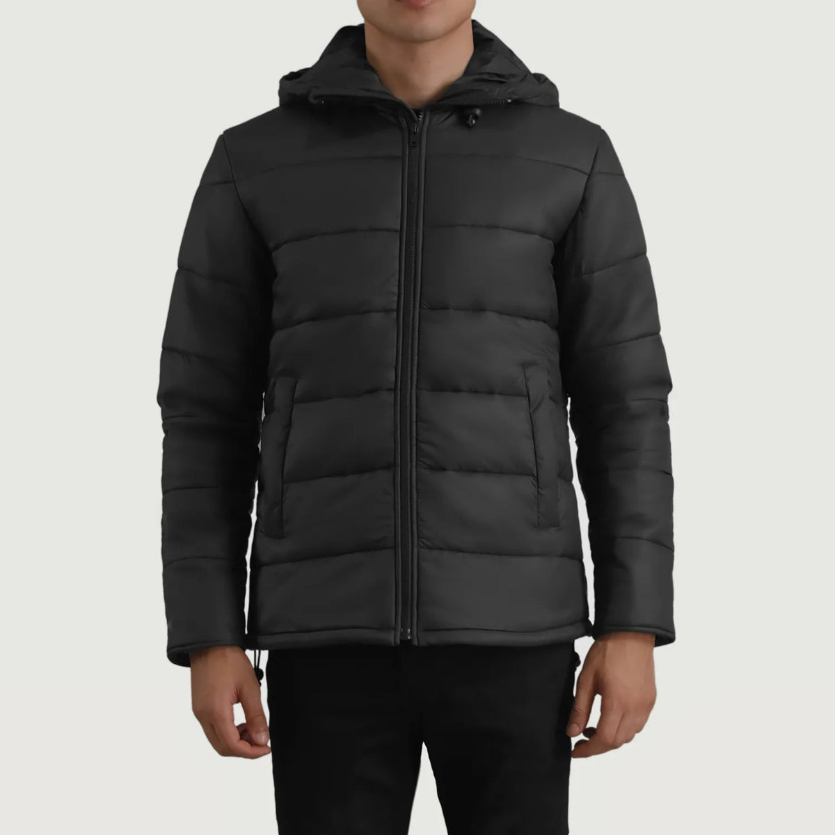 
Erico Чорний Hooded Puffer Шкіряна куртка для Чоловіків у натуральній чорній воловій шкірі - Вигляд спереду та приталений силует | Купити в офіційному онлайн-магазині