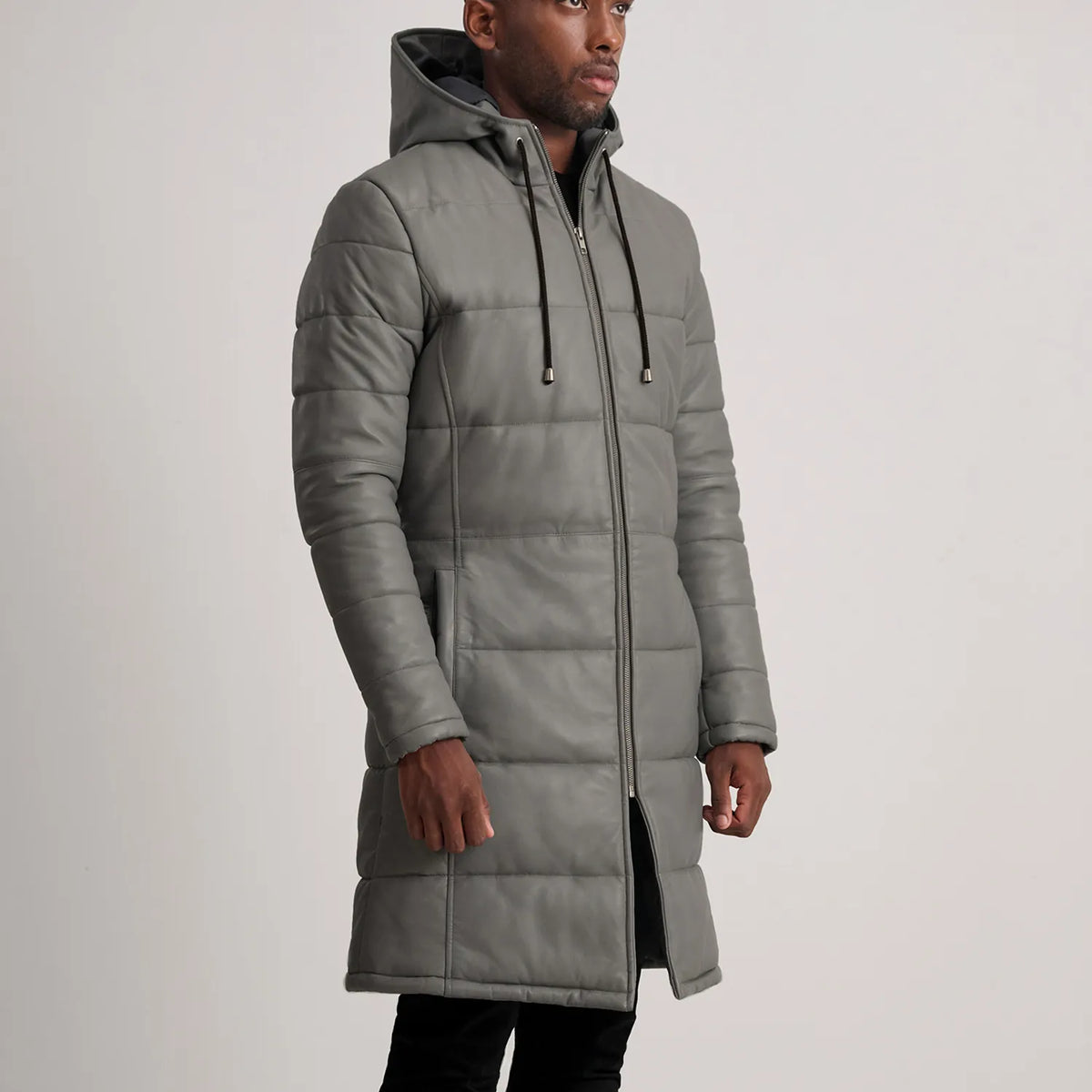
Як виглядає на людині:  Floyd Tan Hooded Leather Puffer Coat на моделі — природне спадання при денному світлі