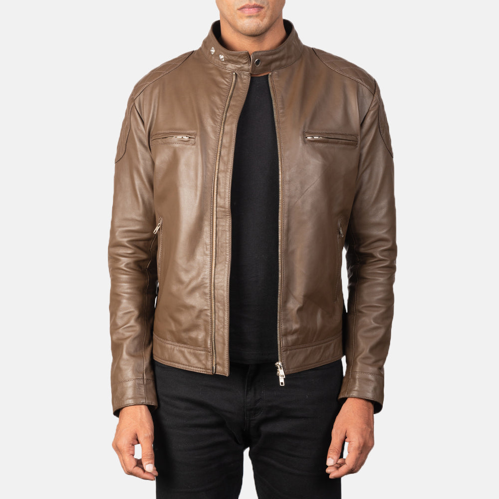 
Gatsby Mocha Шкіряна косуха для Чоловіків in Dark Brown Sheepskin Leather - Вигляд спереду та приталений силует | Купити в офіційному онлайн-магазині