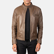 
Gatsby Mocha Шкіряна косуха для Чоловіків in Dark Brown Sheepskin Leather - Вигляд спереду та приталений силует | Купити в офіційному онлайн-магазині