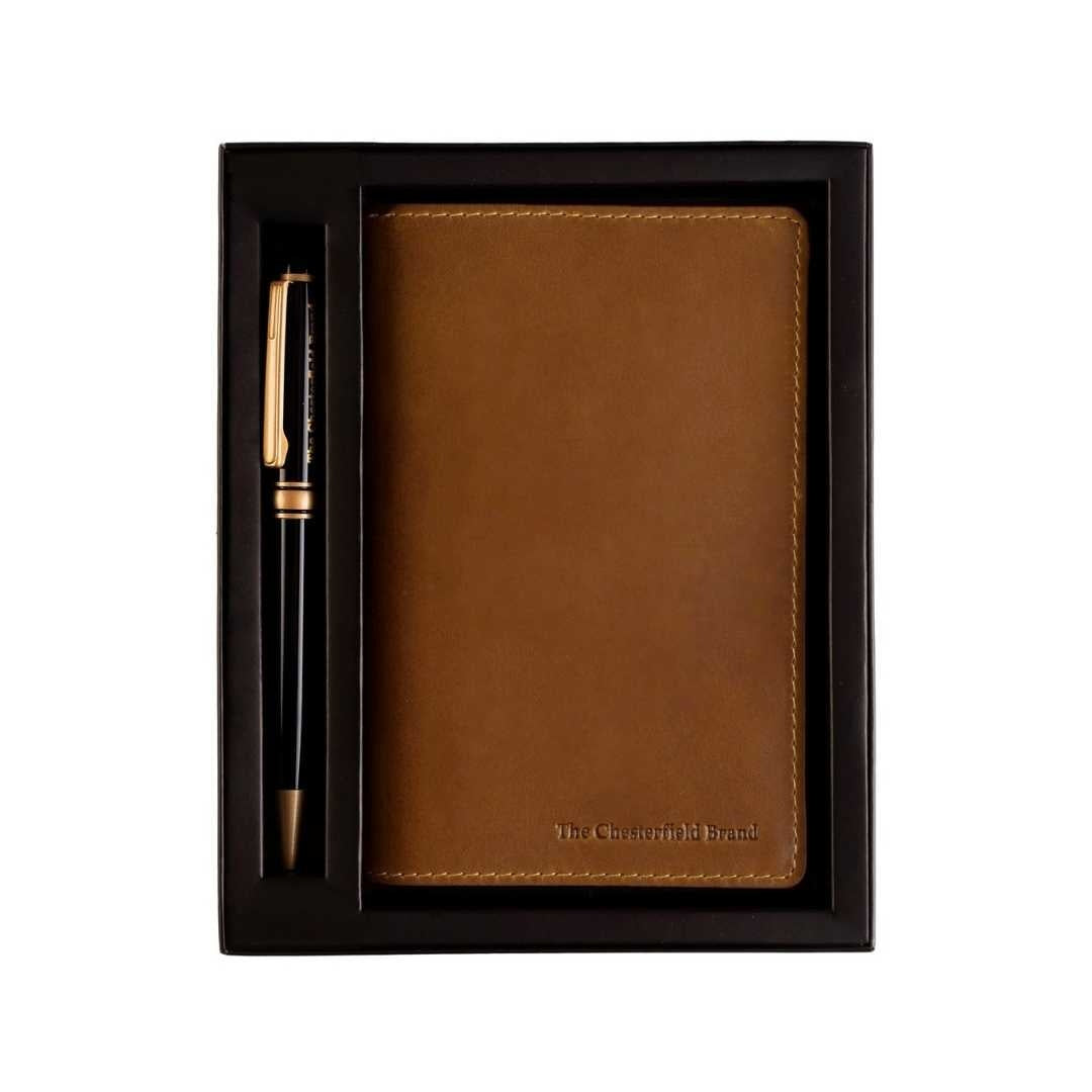 
Giftset Leather Writing Case and Pen (Passport holder) in Classic Full-Grain Leather - Вигляд спереду та приталений силует | Купити в офіційному онлайн-магазині