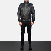 
Крупний план деталей of High neck & Zipper Hardware on Glen Street Чорний Шкіряний бомбер для Чоловіків