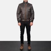 
Street Brown Leather Bomber Jacket - Вигляд збоку з ергономічним кроєм рукава