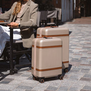 
Крупний план деталей of Classic Collar & Heavy-Duty Zipper Hardware on Hand Luggage Suitcase Zuna для Жінок для Жінок