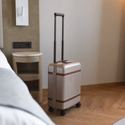 
Hand Luggage Suitcase Zuna для Жінок для Жінок - Вигляд збоку з ергономічним кроєм рукава