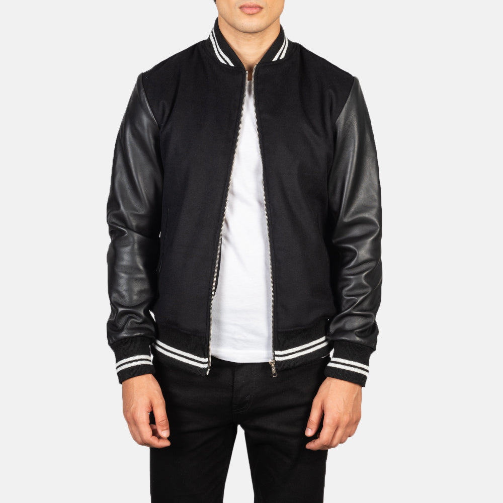 
Harrison Чорний Hybrid Varsity Шкіряна куртка для Чоловіків in Black Sheepskin Leather - Вигляд спереду та приталений силует | Купити в офіційному онлайн-магазині
