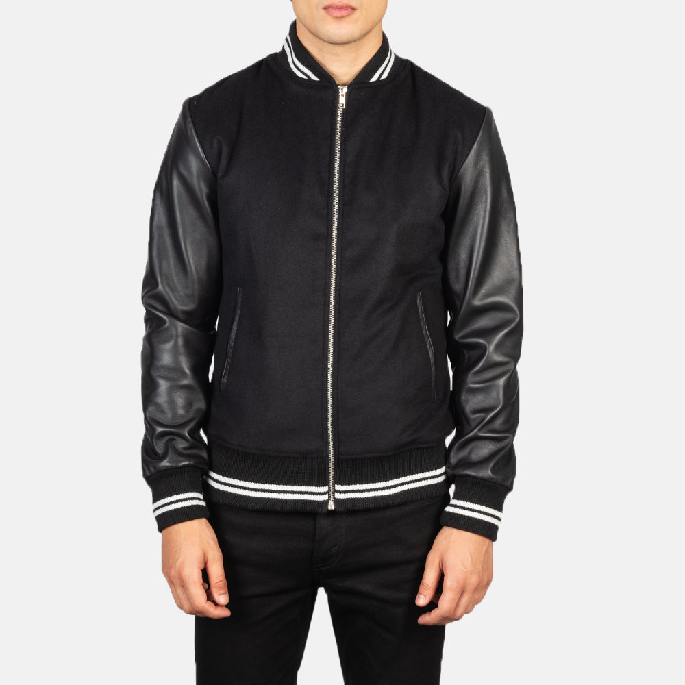 
Harrison Чорний Hybrid Varsity Шкіряна куртка для Чоловіків - Вигляд збоку з ергономічним кроєм рукава