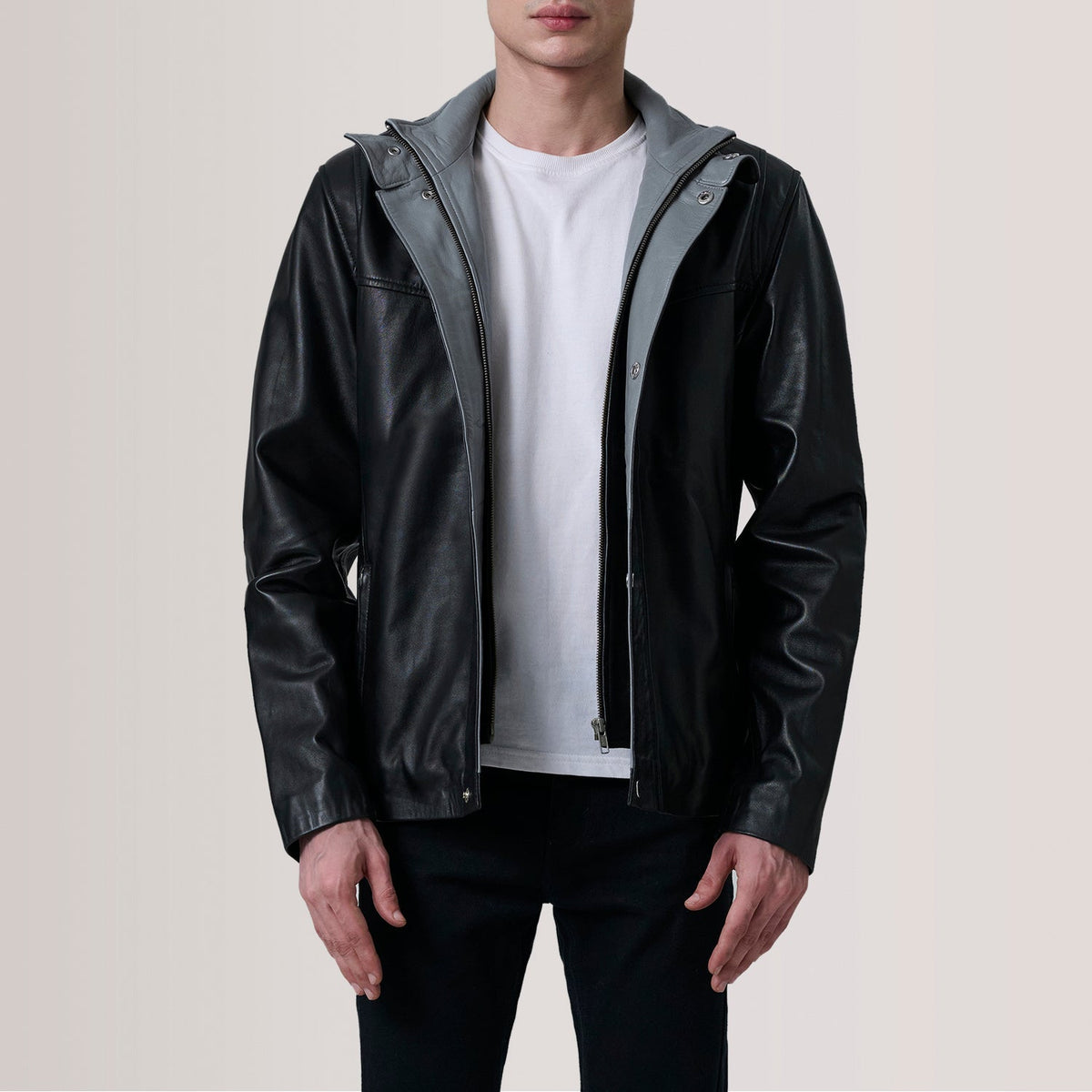 
Henrik Grey Suede Cafe Racer For Men in Grey Goatskin Suede - Вигляд спереду та приталений силует | Купити в офіційному онлайн-магазині