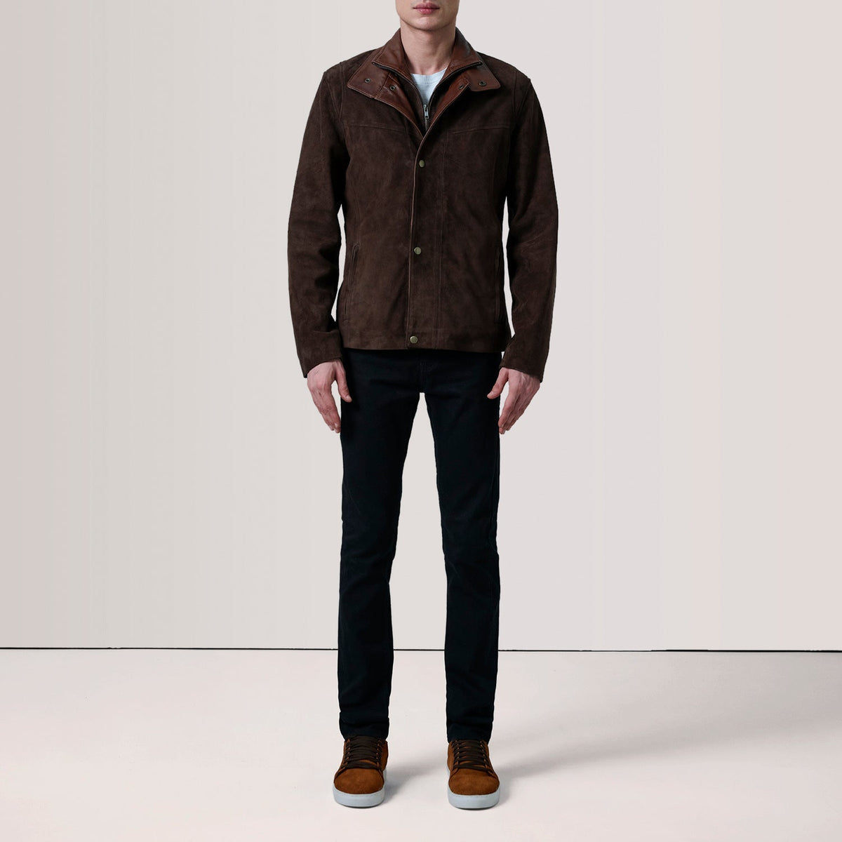 
Як виглядає на людині:  Henrik Grey Suede Cafe Racer For Men на моделі — природне спадання при денному світлі