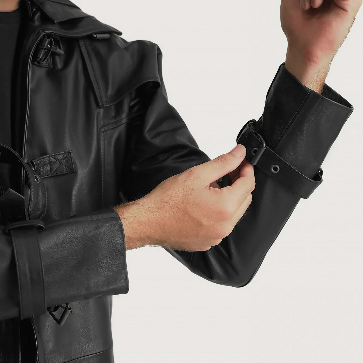 
Крупний план деталей of Shirt collar with a large hood & Belted Hardware on Huntsman Чорний Hooded Шкіряний тренч для Чоловіків