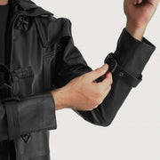 
Крупний план деталей of Shirt collar with a large hood & Belted Hardware on Huntsman Чорний Hooded Шкіряний тренч для Чоловіків