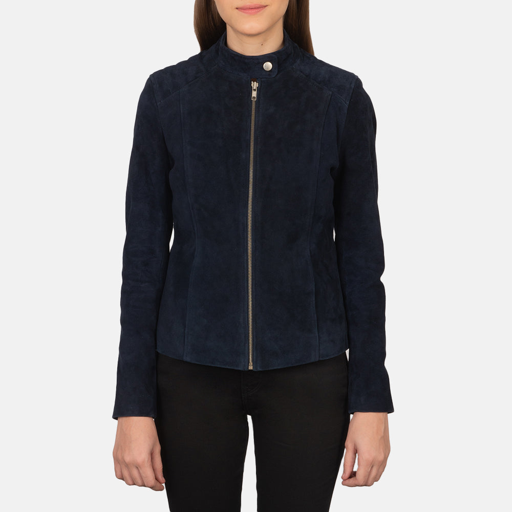 
Крупний план коміра з кнопкою та блискавок на Kelsee Navy Blue Suede Biker Jacket