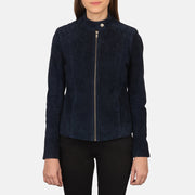 
Крупний план коміра з кнопкою та блискавок на Kelsee Navy Blue Suede Biker Jacket