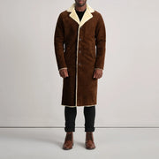 
Kolby Brown Suede Shearling Long Coat - Вигляд збоку з ергономічним кроєм рукава