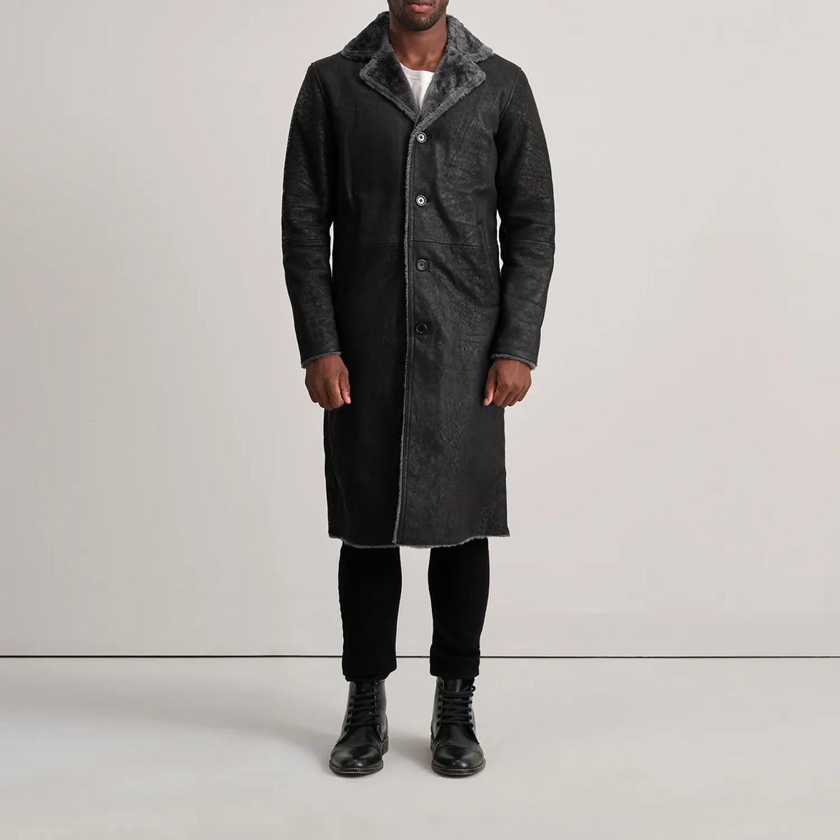 
Kolby Distressed Black Shearling Long Coat - Вигляд збоку з ергономічним кроєм рукава