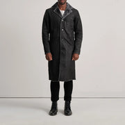 
Kolby Distressed Black Shearling Long Coat - Вигляд збоку з ергономічним кроєм рукава