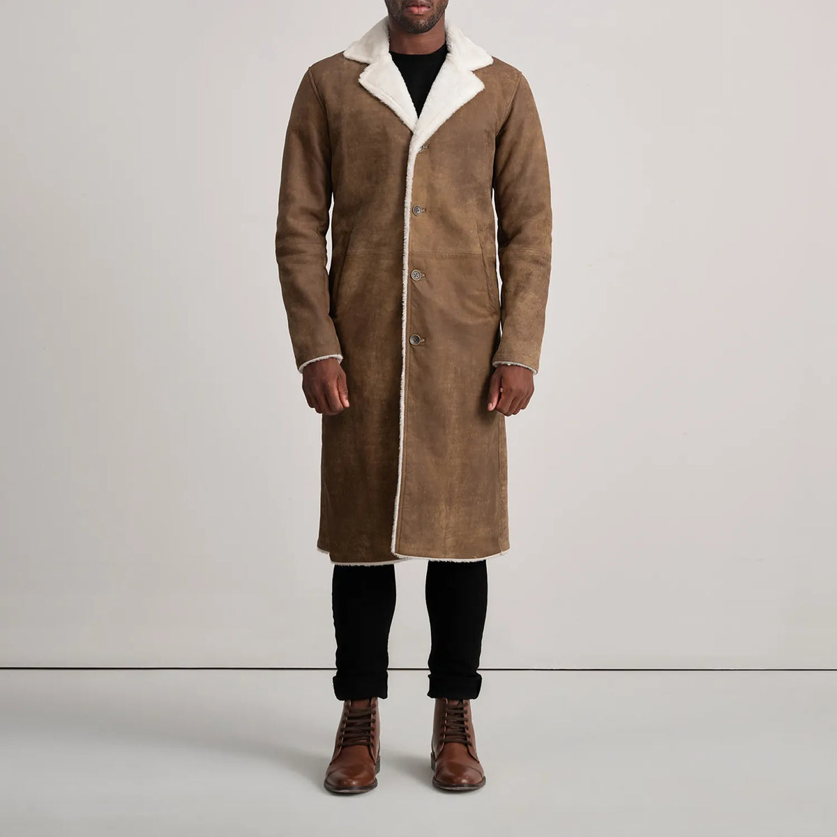 
Kolby Distressed Brown Shearling Long Coat - Вигляд збоку з ергономічним кроєм рукава