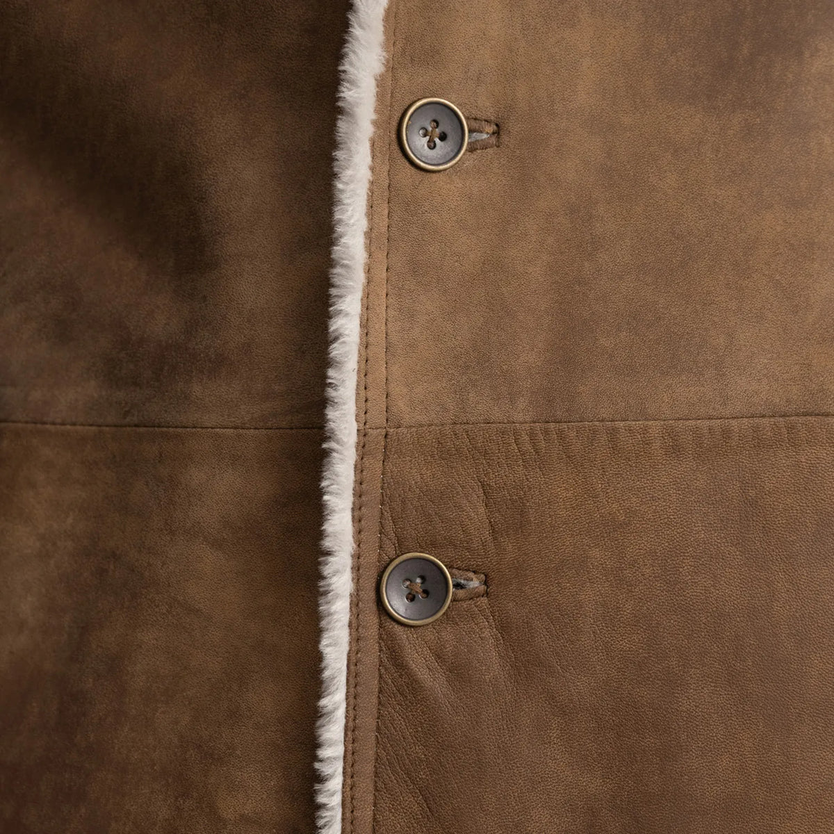 
Крупний план деталей of Notch & Button Hardware on Kolby Distressed Brown Shearling Long Coat
