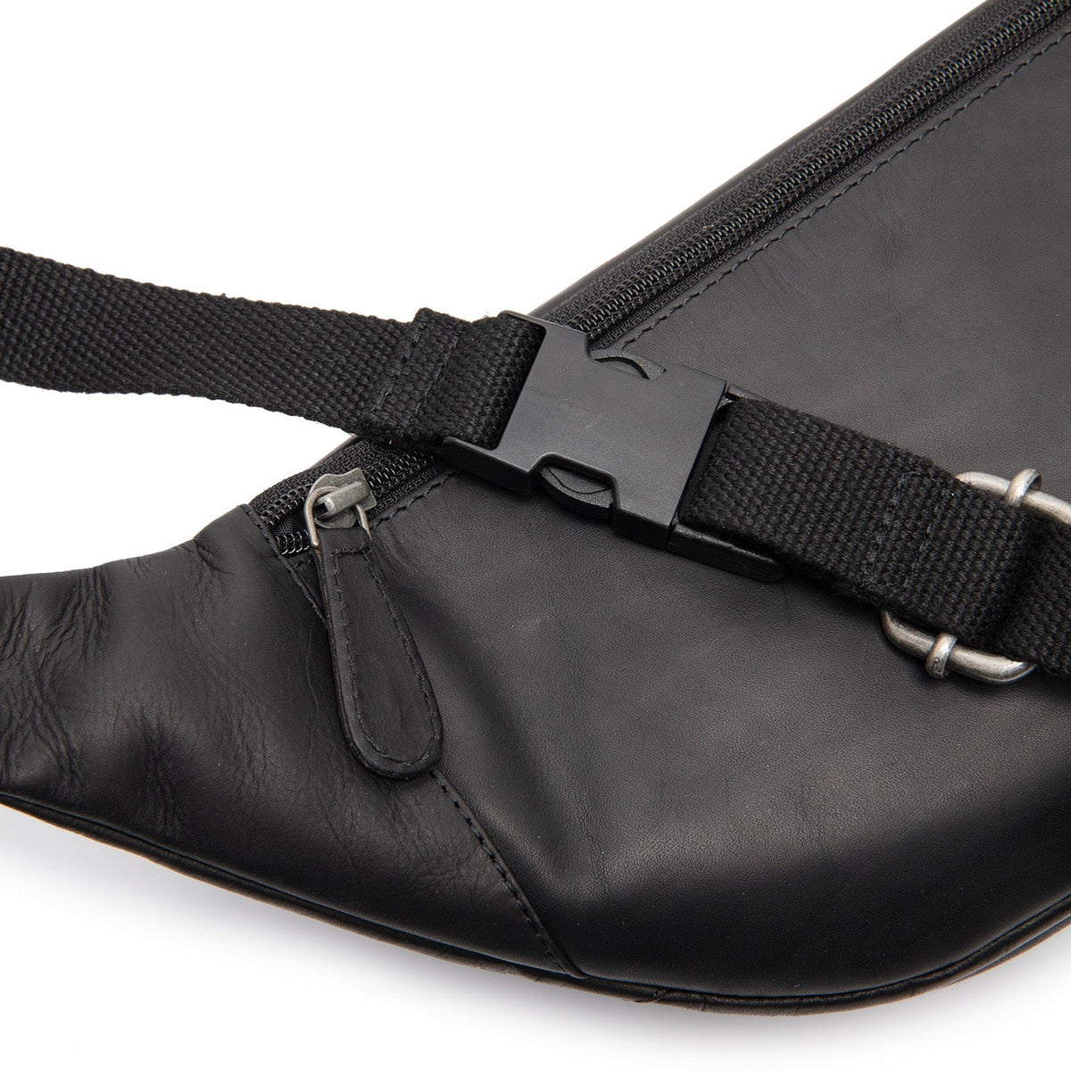 
Solid Antique Brass Hardware & Heavy-Duty Dual Zipper Detail on Vernio Шкіряна поясна сумка