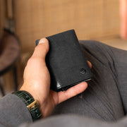 
Classic 100% Full-Grain Leather Card Holder - Вигляд ззаду з посиленими шкіряними ременями та прострочкою