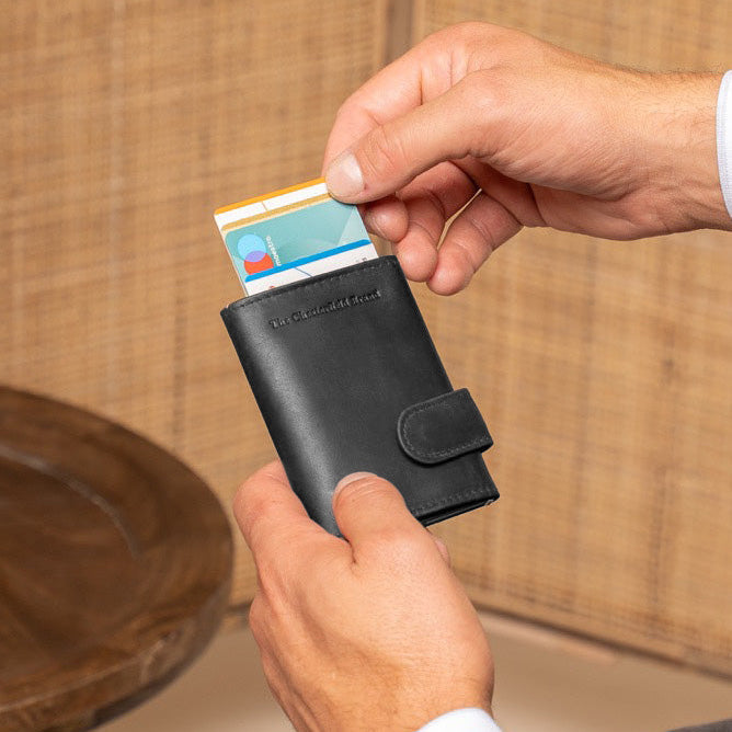 
Classic 100% Full-Grain Leather Card Holder - Вигляд ззаду з посиленими шкіряними ременями та прострочкою