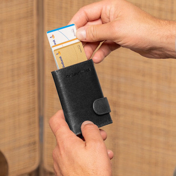 
Classic 100% Full-Grain Leather Card Holder - Вигляд ззаду з посиленими шкіряними ременями та прострочкою