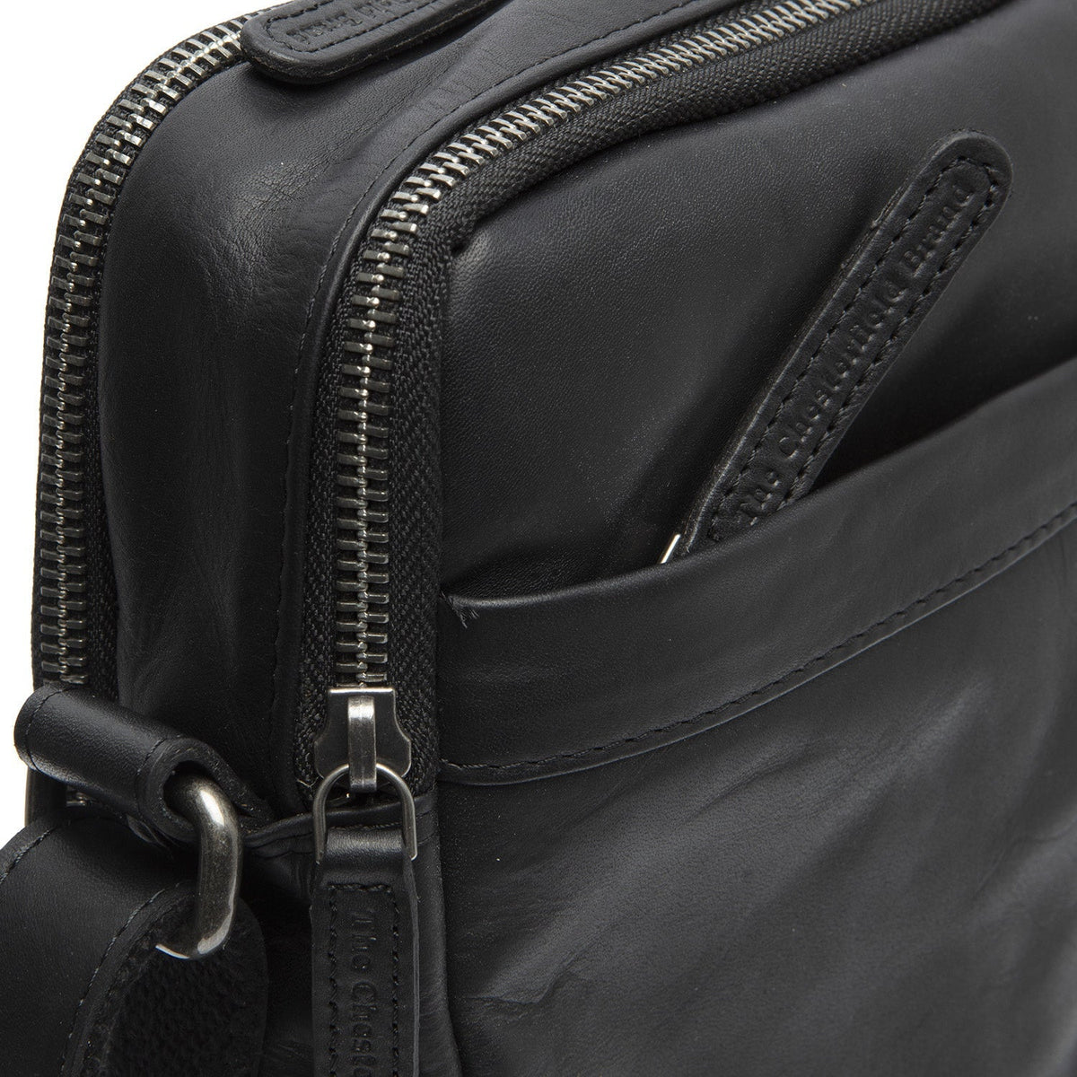 
Solid Antique Brass Hardware & Heavy-Duty Dual Zipper Detail on Alva Шкіряна сумка через плече