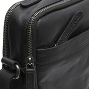 
Solid Antique Brass Hardware & Heavy-Duty Dual Zipper Detail on Alva Шкіряна сумка через плече