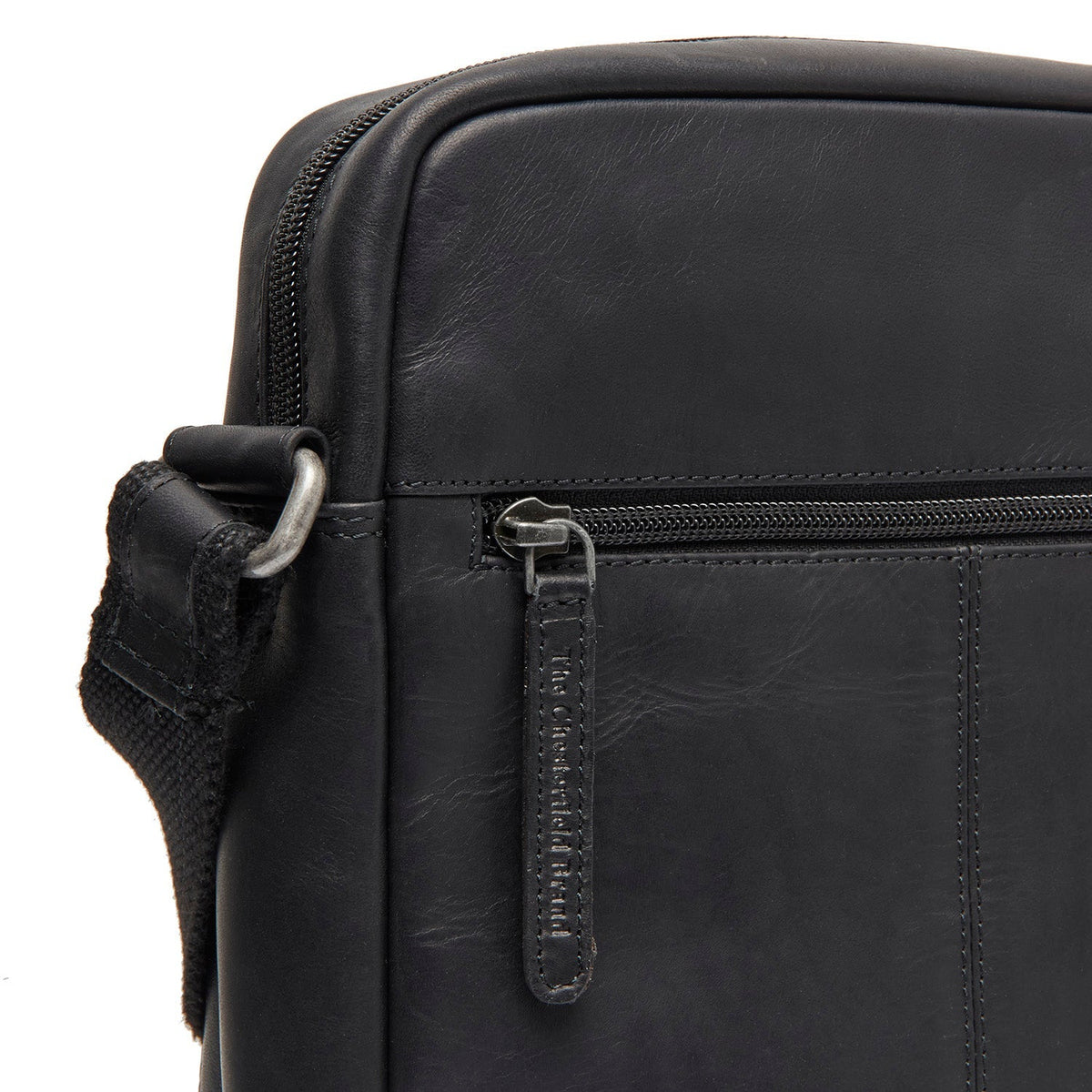 
Solid Antique Brass Hardware & Heavy-Duty Dual Zipper Detail on Anzora Шкіряна сумка через плече