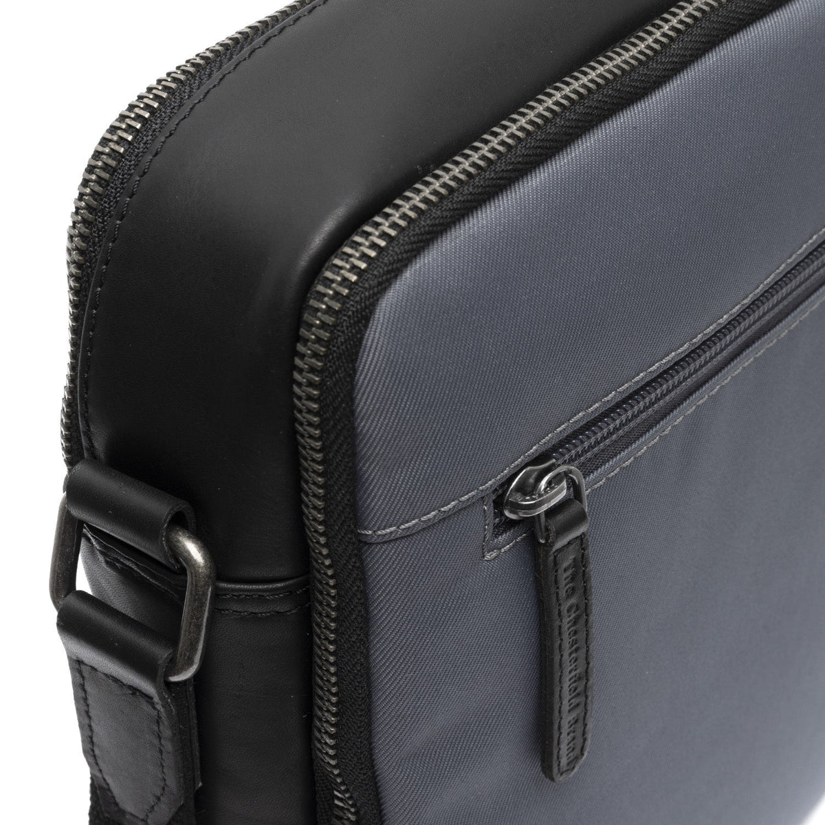 Вигляд підкладки Showing Dedicated Padded Laptop Sleeve & Multi-Compartment Organization