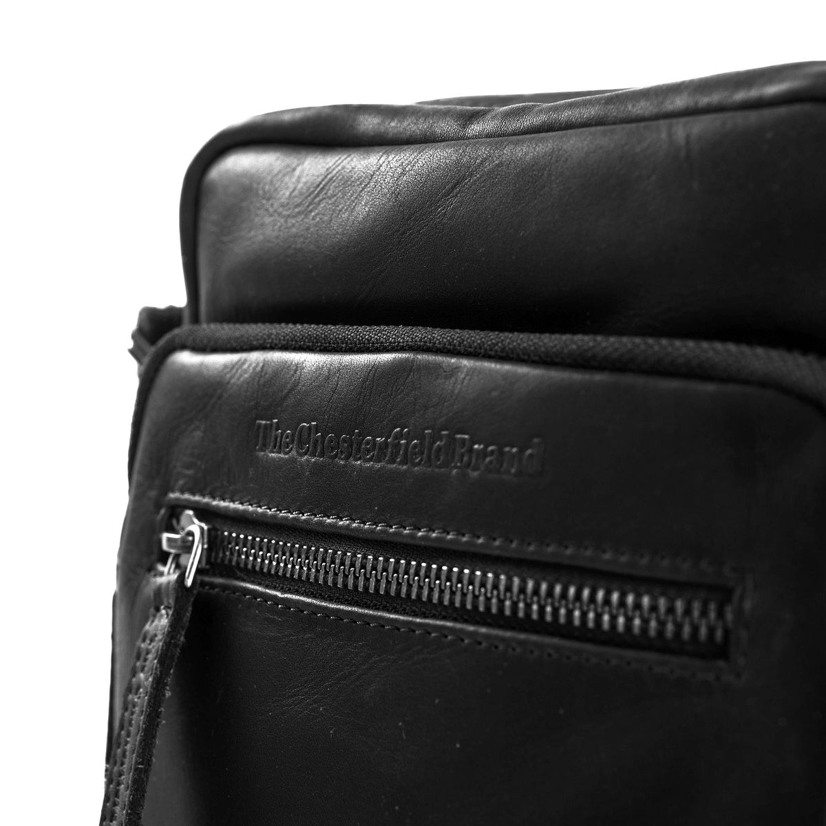
Solid Antique Brass Hardware & Heavy-Duty Dual Zipper Detail on Birmingham Шкіряна сумка через плече