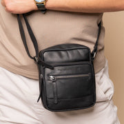 
Classic 100% Full-Grain leather Bag - Вигляд ззаду з посиленими шкіряними ременями та прострочкою