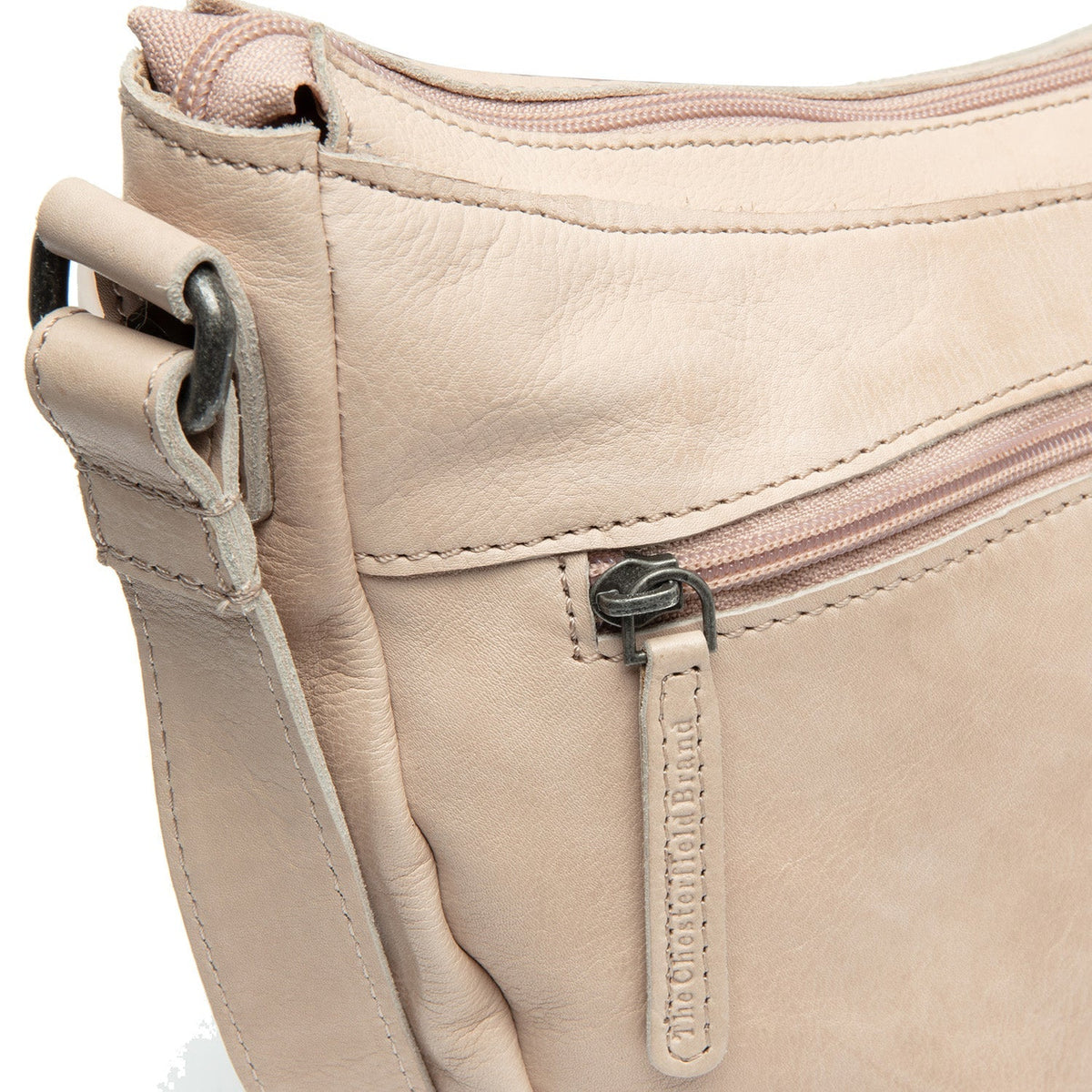 
Solid Antique Brass Hardware & Heavy-Duty Dual Zipper Detail on Clarita Шкіряна сумка через плече