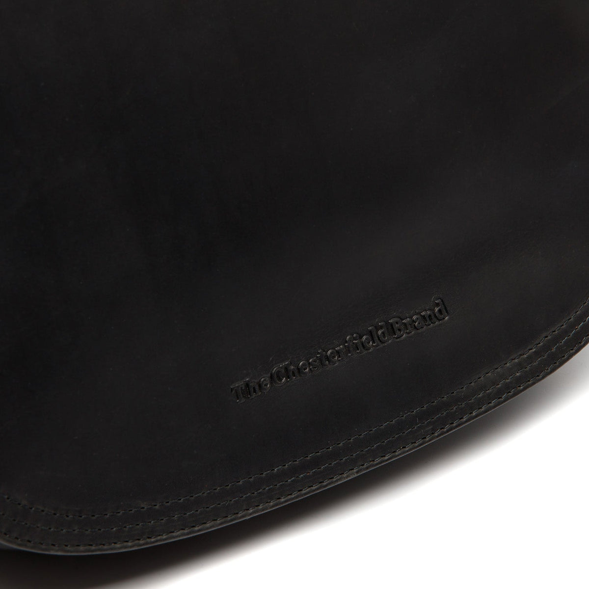 
Solid Antique Brass Hardware & Heavy-Duty Dual Zipper Detail on Everglades Шкіряна сумка через плече