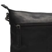 
Solid Antique Brass Hardware & Heavy-Duty Dual Zipper Detail on Faro Шкіряна сумка через плече