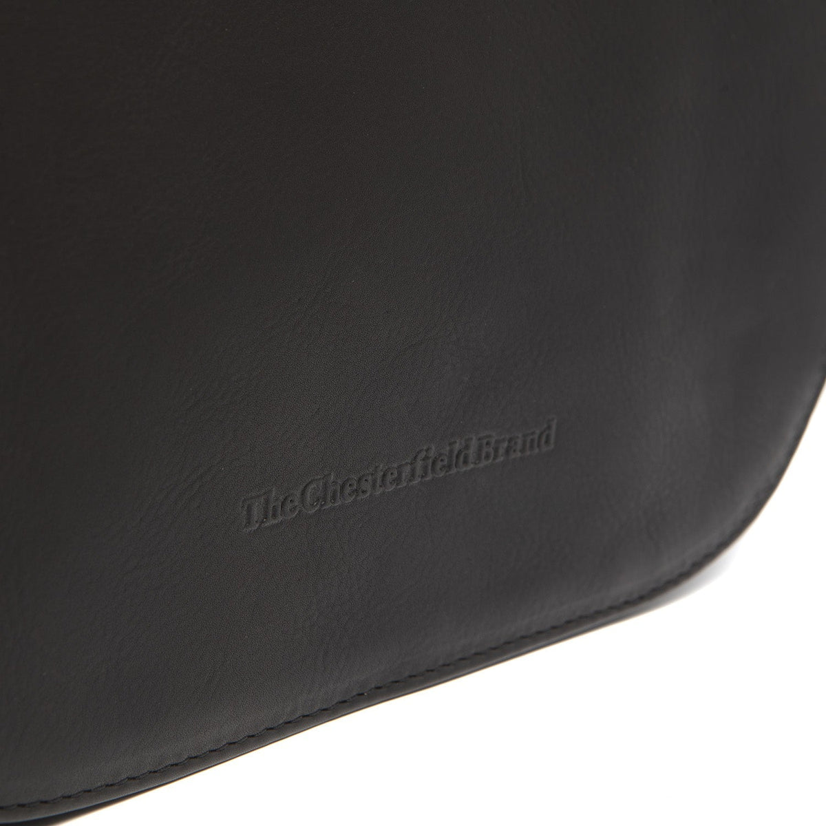 
Solid Antique Brass Hardware & Heavy-Duty Dual Zipper Detail on Millie Шкіряна сумка через плече