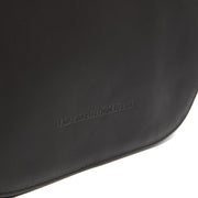 
Solid Antique Brass Hardware & Heavy-Duty Dual Zipper Detail on Millie Шкіряна сумка через плече