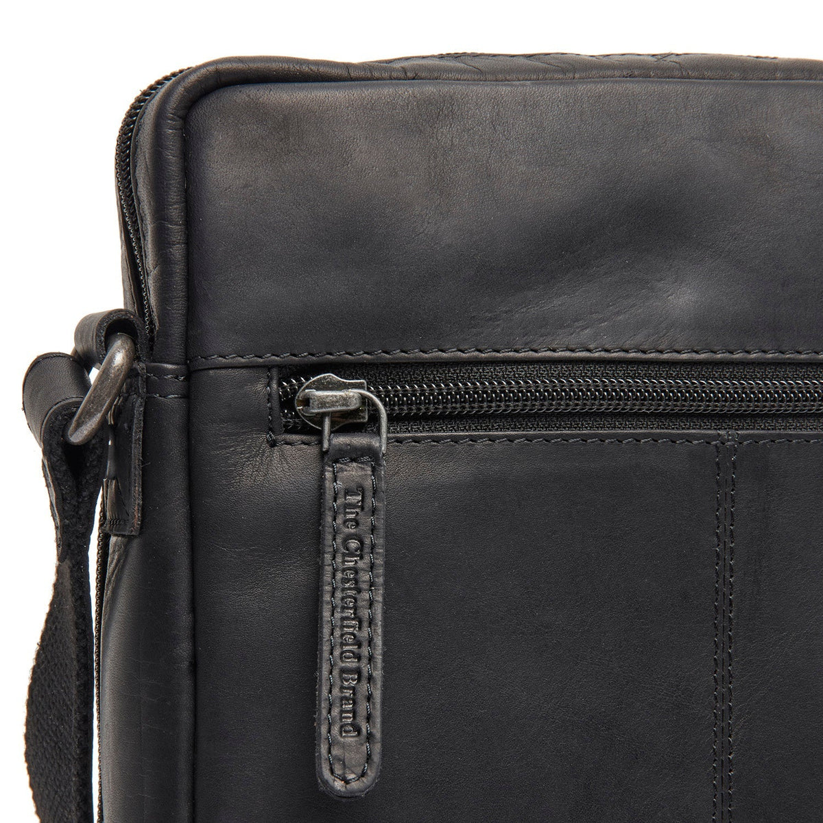 
Solid Antique Brass Hardware & Heavy-Duty Dual Zipper Detail on Montira Шкіряна сумка через плече