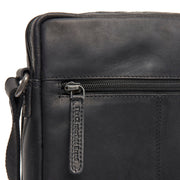 
Solid Antique Brass Hardware & Heavy-Duty Dual Zipper Detail on Montira Шкіряна сумка через плече