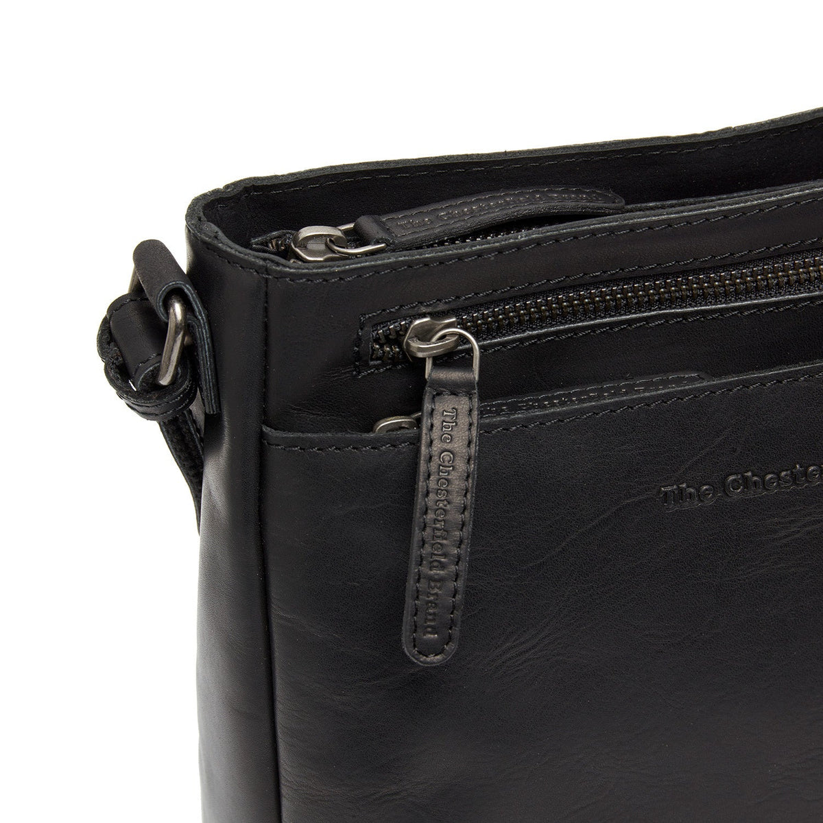 
Solid Antique Brass Hardware & Heavy-Duty Dual Zipper Detail on Mumbai Шкіряна сумка через плече