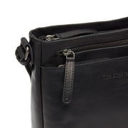 
Solid Antique Brass Hardware & Heavy-Duty Dual Zipper Detail on Mumbai Шкіряна сумка через плече
