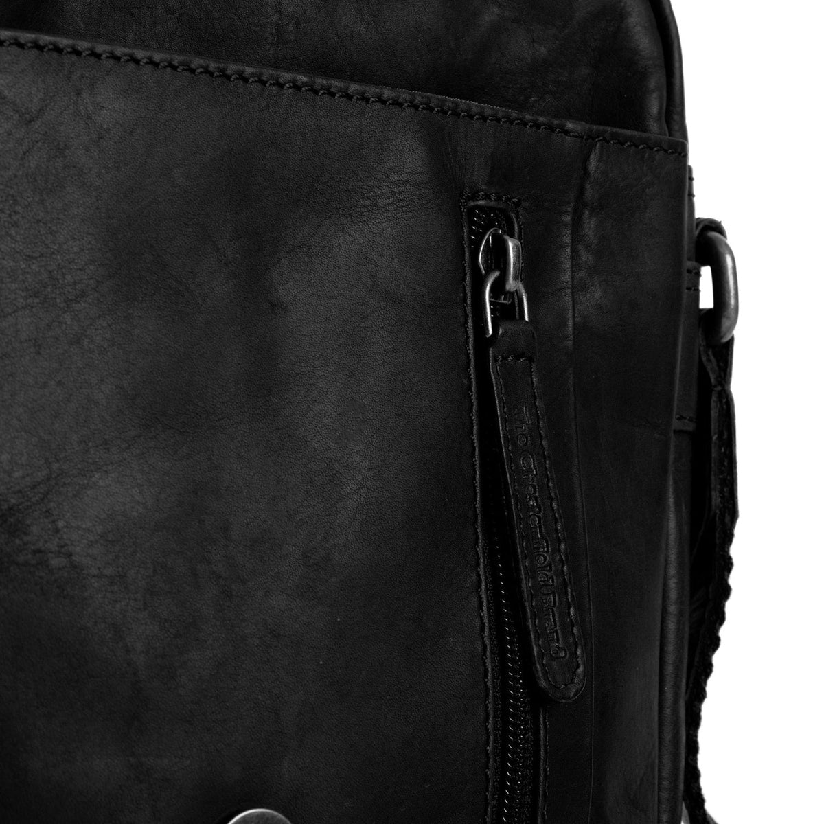 
Solid Antique Brass Hardware & Heavy-Duty Dual Zipper Detail on Remy Шкіряна сумка через плече